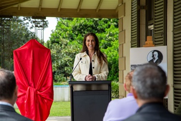Cr. Susan Wynne, Mayor of Woollahra, speaking at the plaque unveiling