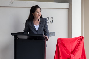 Deputy Mayor Cr Isabelle Shapiro speaking at the unveiling of a plaque to commemorate the life and career of actor and singer Nellie Stewart