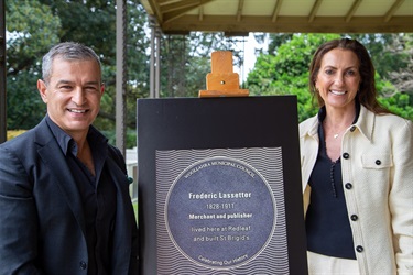 Paul Zahra CEO, Australian Retailers Association, with Cr. Susan Wynne, Mayor of Woollahra, at the plaque unveiling