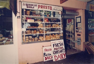 c1970-80-QueenStDeli.jpg