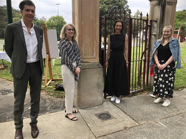 Councillor Anthony Marano, Elizabeth Noble, Councillor Susan Wynne Mayor of Woollahra, and Susan Ellis with the newly unveiled plaque