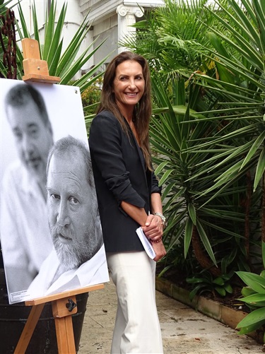 Cllr Susan Wynne, Mayor of Woollahra, with a portrait of Alan Morris