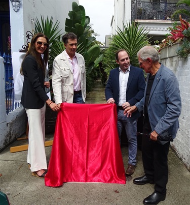 L-R Susan Wynne, Mayor of Woollahra, Cllr Anthony Marano, Asher Morris and Don Morris unveiling the plaque at the top of the laneway