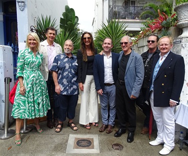 L-R Cllr Harriet Price, Cllr Anthony Marano, Allan Johnston, Cllr Susan Wynne, Mayor of Woollahra, Asher Morris, Don Morris, Erin Free (plaque nominator) and Cllr Peter Cavanagh with the newly unveiled plaque