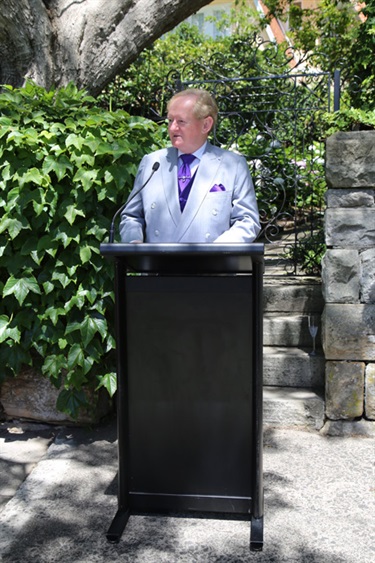 Mayor of Woollahra Peter M Cavanagh speaking at the plaque unveiling