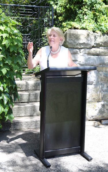Susan Diver OAM, plaque nominee, speaking at the plaque unveiling