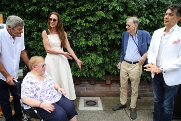 Family members, Mayor Cllr Susan Wynne, Ron Goold (plaque nominator) and Cllr Anthony Marano