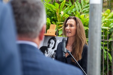 Cr. Susan Wynne, Mayor of Woollahra speaking at the unveiling