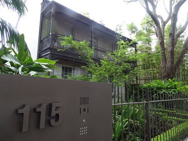 Location of plaque for Dame Joan Sutherland, Queen Street, Woollahra, unveiled on 17 November 2021