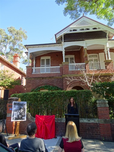 Cr. Susan Wynne, Mayor of Woollahra Council, speaking at the plaque unveiling