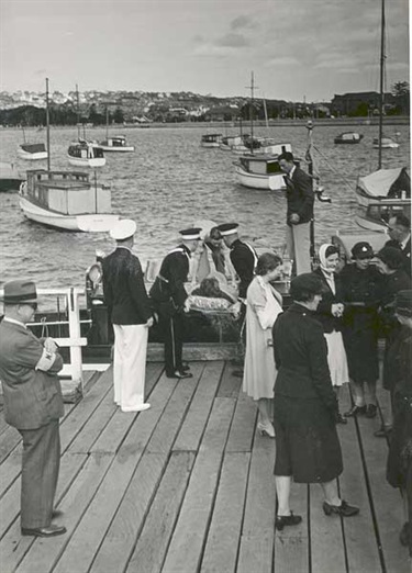 Woollahra Council in conjunction with the Royal Motor Yacht Club, carry out a National Emergency Services drill in September, 1940. Service personnel and civilians pictured on the wharf, New South Head Road, Rose Bay. <em>Woollahra Libraries Digital Archive pf004575</em>.