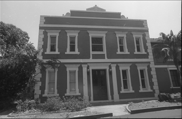 The Ocean Street building (1975) which housed the Woollahra administration until 1947.