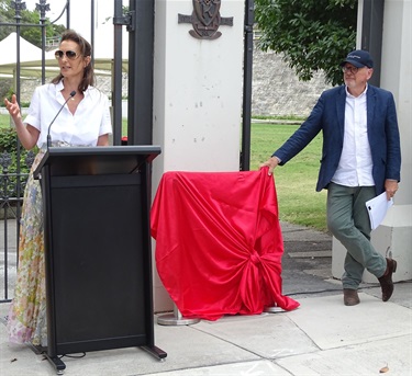 Cr. Susan Wynne, Mayor of Woollahra and Graham Humphrey, plaque nominator