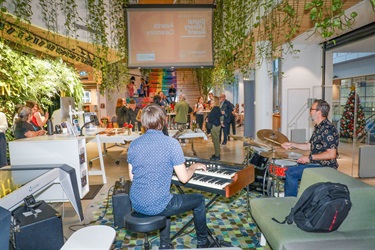 Live music performed by the Jazzscape Trio.