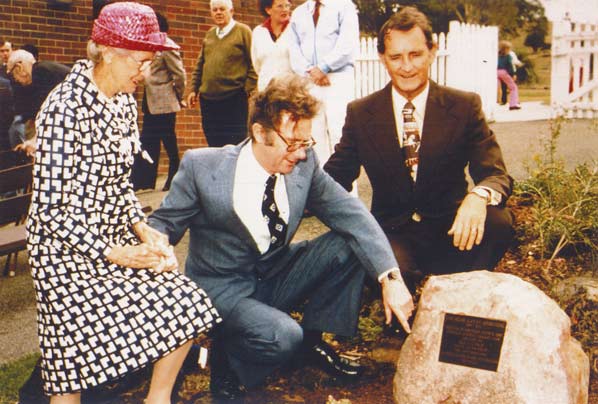 Mabel Kippax, Ernie Page (Mayor of Waverley Council) and Phil O'Sullivan OAM with the Alan Kippax Memorial Plaque