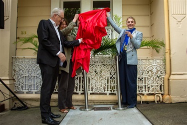 Professor Stephen Garton (nominator and son-in-law of Donald Horne), Professor Julia Horne (daughter of Donald Horne), and Mayor Sarah Swan unveil the plaque.