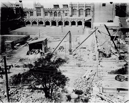 LW 16 Administration building under construction 1920s Courtesy of the University of Sydney REF-00054972.jpg