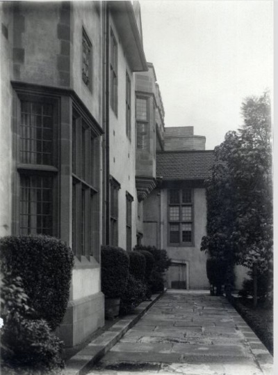 LW 20 Vice Chancellors_s courtyard_ 1930s Courtesy of the University of Sydney Archives REF-00050670.jpg