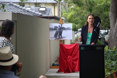 Plaque unveiling for Sir Mungo William MacCallum KCMG.  Mayor of Woollahra Cr Susan Wynne speaking at the event.