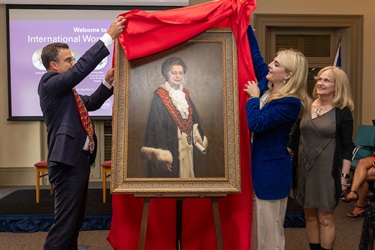 Mayor Richard Shields and Deputy Mayor, Sarah Swan unveiling a portrait of Woollahra’s first female Mayor Brenda “Dutchie” Backhouse with artist Sally Ryan.
