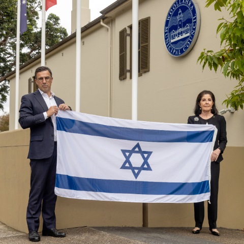 mayor with israel flag2.jpg