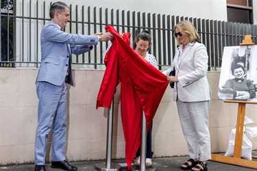 Geoffrey Smith, Mrs Debbie Redelman, and Cr Merrill Witt unveiling the plaque