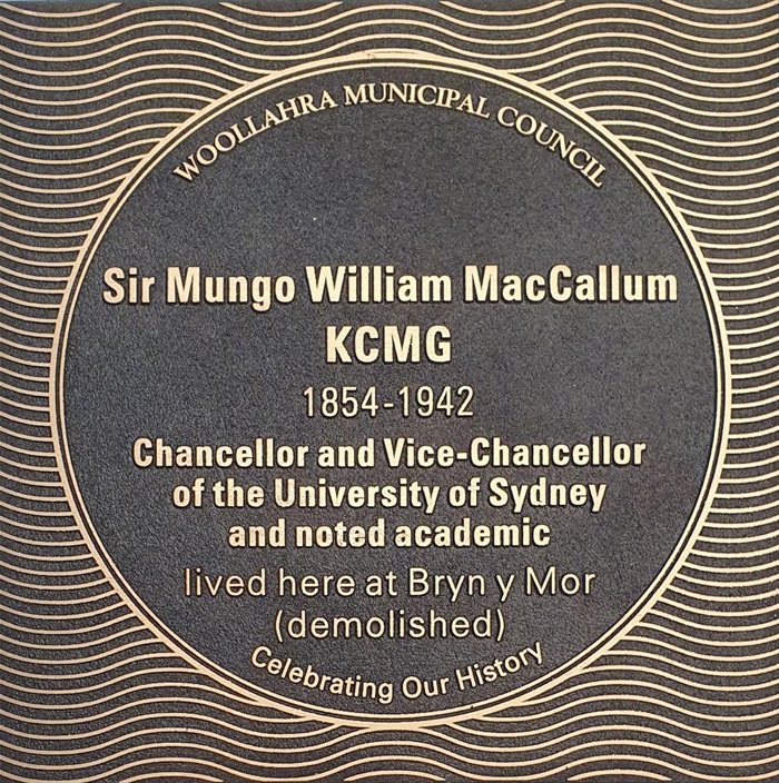 Sir-Mungo-William-MacCallum-bronze-plaque.jpg