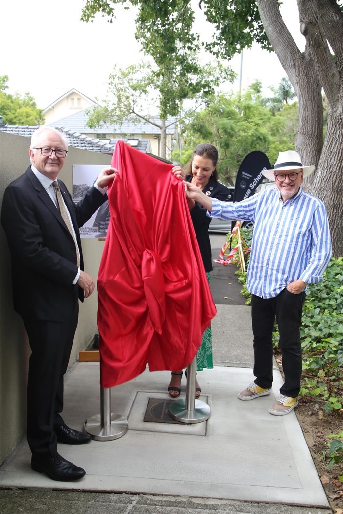 Plaque unveiling for Sir Mungo William MacCallum KCMG at 11 Wyuna Road, Point Piper. L-R Prof. Stephen Garton AM (Guest Speaker), Mayor Cr Susan Wynne and Graham Humphrey (nominator). 